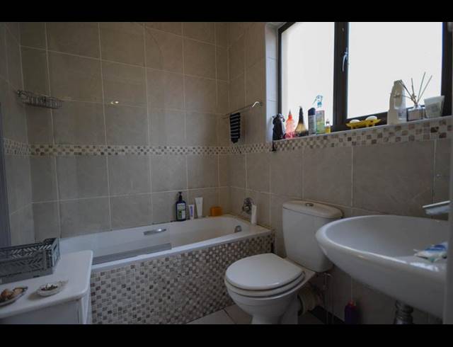1 BEDROOM PROPERTY TO RENT IN SEA POINT